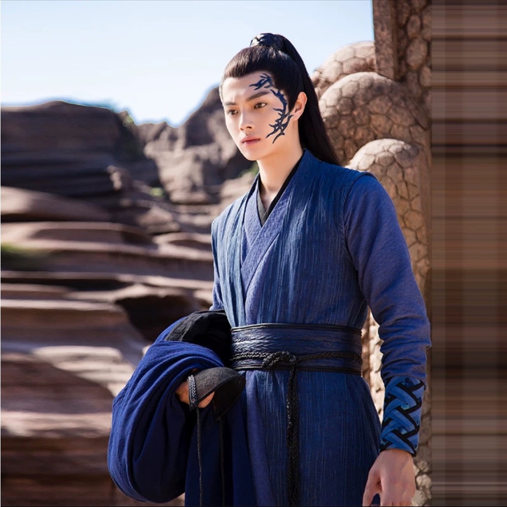 Chinese drama costume for a hero